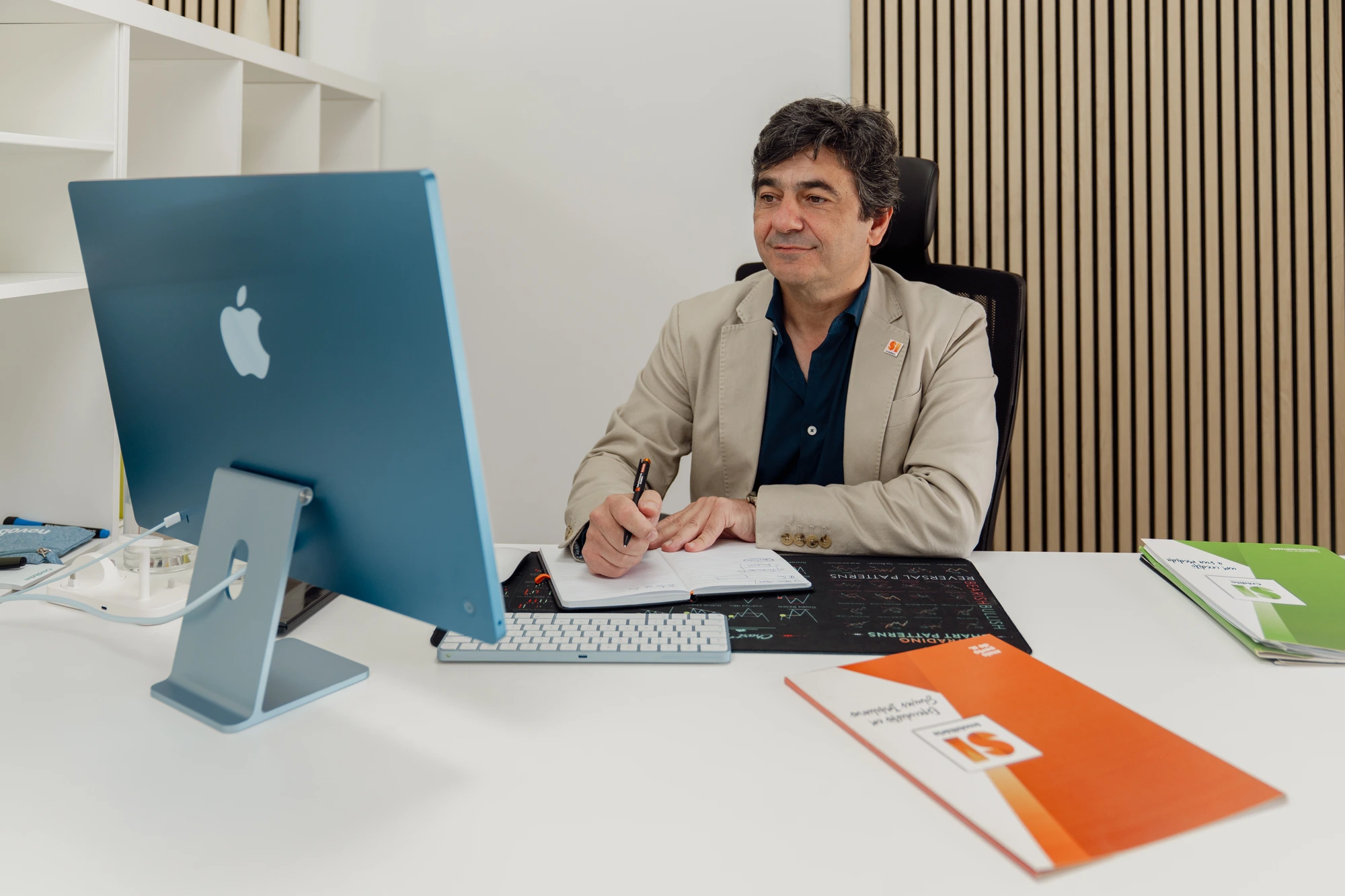 Rui Guedes no escritório da Soluções Ideais